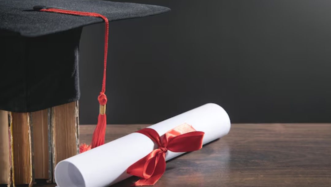 Tradução Juramentada de Diploma e Histórico Escolar do Espanhol Para o Português com Apostilamento